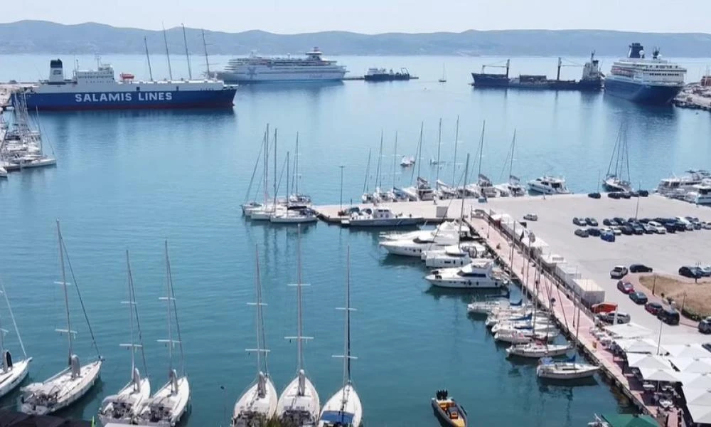 Κρουαζιερόπλοιο φορτωμένο με 1.020 επιβάτες προσέκρουσε στο λιμάνι του Λαυρίου